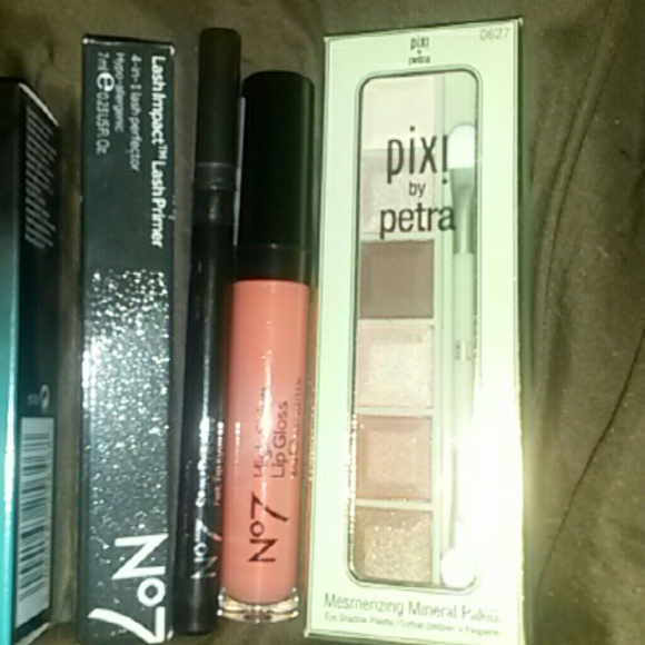 NWOT no7 makeup - Picture 2 of 4